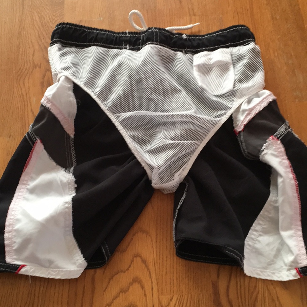 Boys size 16/18 swim trunks - Picture 4 of 7